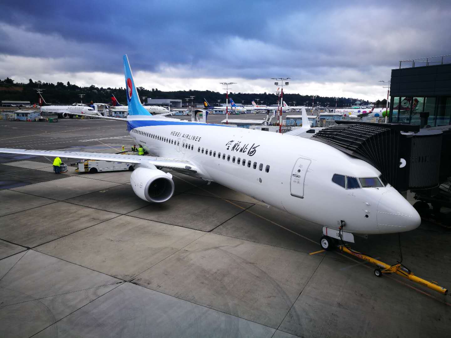 飛機靠廊橋做各項準備.jpg